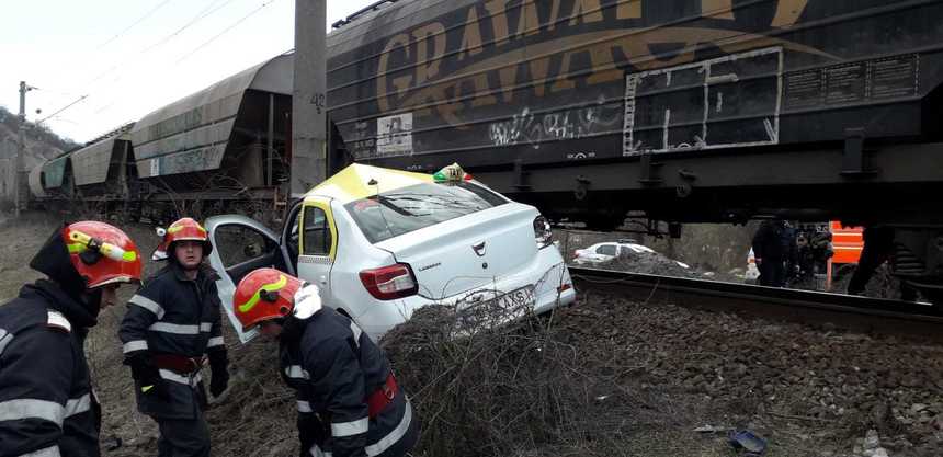 Taxi cu doi pasageri, lovit de un tren marfar în Orşova. O persoană a murit