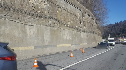Infotrafic: Căderi de pietre pe DN 1, la Buşteni; în zonă sunt formate coloane de maşini, valorile de trafic fiind în creştere