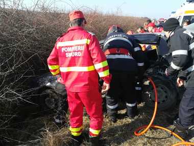 UPDATE Arad: Un bărbat a murit şi două persoane sunt rănite, în urma unui accident produs pe DN 79 A; una dintre victime a fost preluată de elicopterul SMURD, în stare gravă. VIDEO