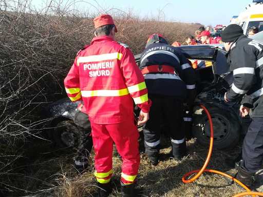 UPDATE Arad: Un bărbat a murit şi două persoane sunt rănite, în urma unui accident produs pe DN 79 A; una dintre victime a fost preluată de elicopterul SMURD, în stare gravă. VIDEO