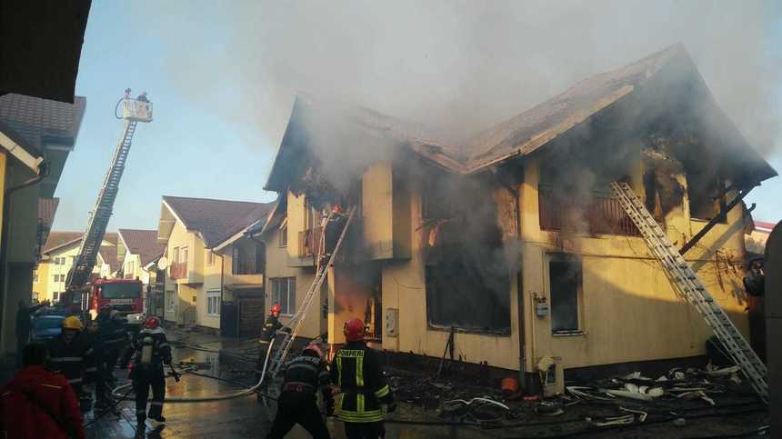 Două persoane au fost transportate la spital după ce un incendiu a cuprins un duplex, lângă Cluj-Napoca. FOTO, VIDEO