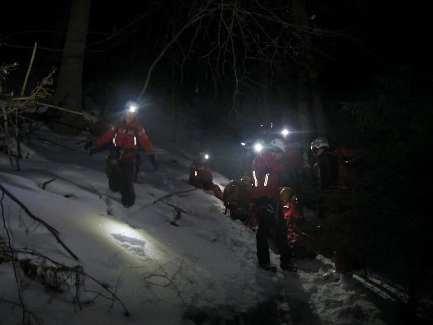 Salvamontiştii din Sinaia intervin pentru a recupera doi turişti blocaţi pe gheaţă, în zona stâncilor în Pasajul Târle - Carp