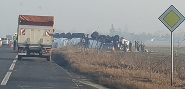 Circulaţie oprită pe DN2 după ce dintr-un autocamion răsturnat a început să se scurgă motorină