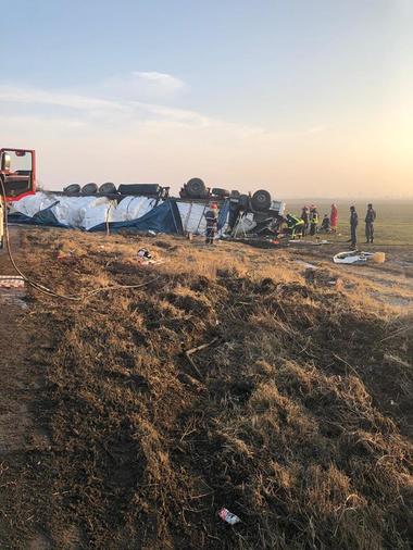 Şoferul camionului răsturnat în Ialomiţa a murit; traficul pe DN 2, blocat în urma accidentului, s-a reluat