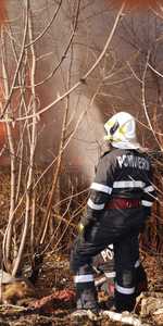 Incendiul izbucnit la un centru de colectare şi reciclare a autoturismelor din judeţul Ilfov a fost localizat