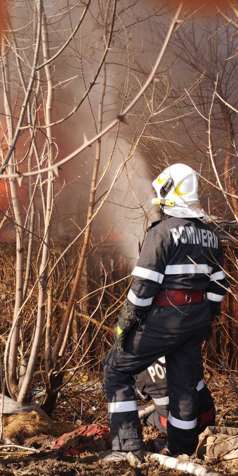 Incendiul izbucnit la un centru de colectare şi reciclare a autoturismelor din judeţul Ilfov a fost localizat