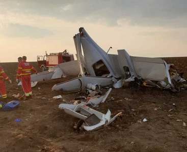 UPDATE: Un avion de mici dimensiuni a aterizat forţat în zona aerodromului Tuzla / O persoană a murit, iar o alta a suferit traumatisme şi fracturi de membre. VIDEO