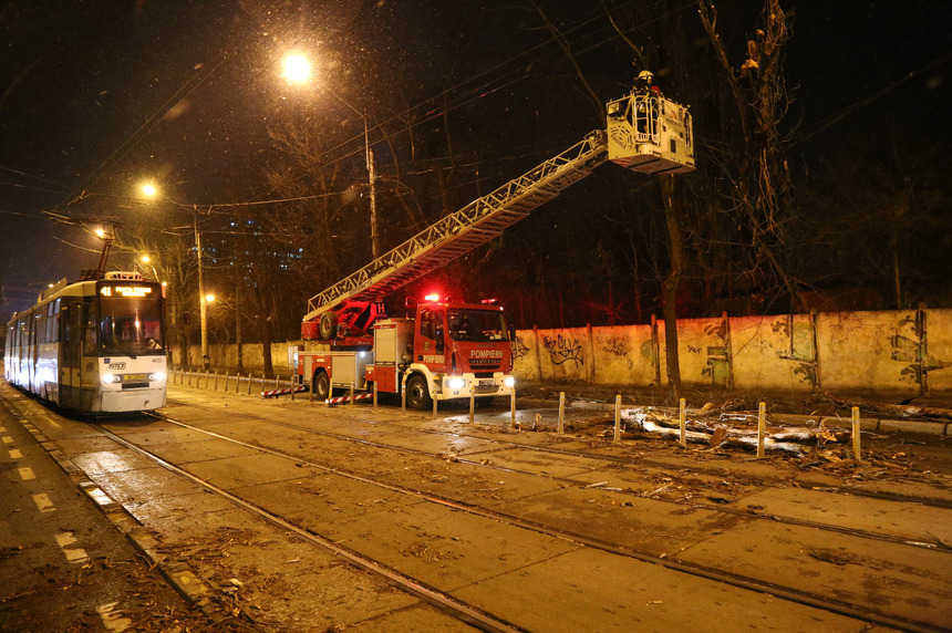 ISU Bucureşti-Ilfov a avut 50 de intervenţii în urma vântului puternic. Au căzut 12 copaci, mai multe table au fost desprinse de pe acoperişuri, fiind avariate 10 autoturisme. FOTO