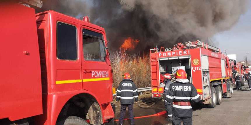 Buzău: Incendiu la căminul cultural din Brătileşti; peste cincizeci de copii din şcoala aflată în apropiere au fost evacuaţi