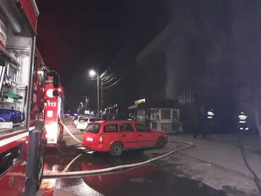 Incendiu puternic la două spaţii comerciale din Caracal; flăcările au distrus obiecte de mobilier şi îmbrăcăminte din cele două magazine. FOTO, VIDEO