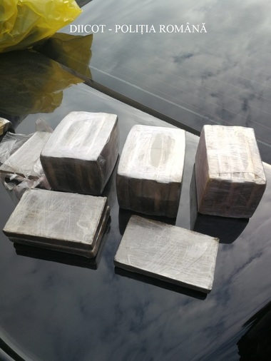 Două persoane au fost prinse de procurorii DIICOT Oradea în timp ce încercau să vândă două kilograme de haşiş