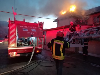 Iaşi: Incendiu la nivelul acoperişurilor a două case, suprafaţa afectată fiind de 800 de metri pătraţi - FOTO