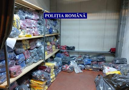 Aproape 6.000 de articole de îmbrăcăminte şi încălţăminte care ar fi contrafăcute, confiscate în urma unor percheziţii făcute în Giurgiu şi Bucureşti. FOTO, VIDEO