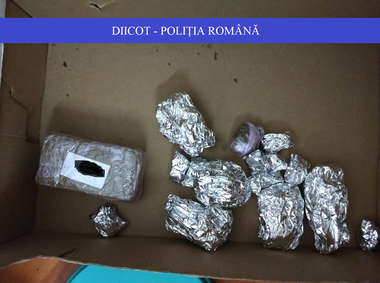 DIICOT: Percheziţii la o grupare specializată în trafic de droguri, fiind vizaţi peste treizeci de suspecţi