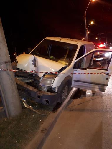 Un tânăr de 18 ani din Bucureşti, plasat sub control judiciar după ce a spart un magazin, a furat o maşină şi a condus-o prin oraş, lovind mai multe autoturisme; poliţişti au stabilit că nu avea permis de conducere