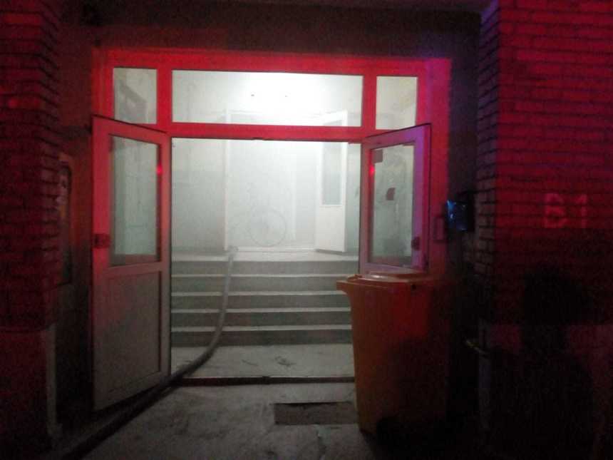 Timişoara: Aproximativ 40 de persoane au fost evacuate dintr-un bloc de locuinţe, după ce casa scării a fost inundată cu fum, în urma unui incendiu
