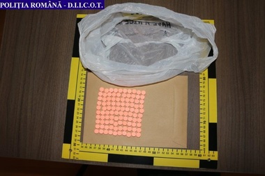 Doi bărbaţi din Bistriţa-Năsăud, reţinuţi de DIICOT Vrancea după ce au fost prinşi când încercau să vândă peste 500 de grame de cannabis şi o sută de pastile de ecstasy. FOTO, VIDEO