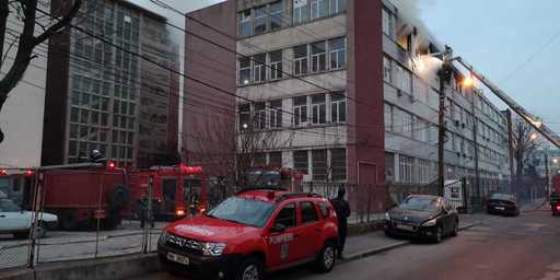 UPDATE - Incendiu la un depozit de materiale de construcţii din Capitală - FOTO, VIDEO