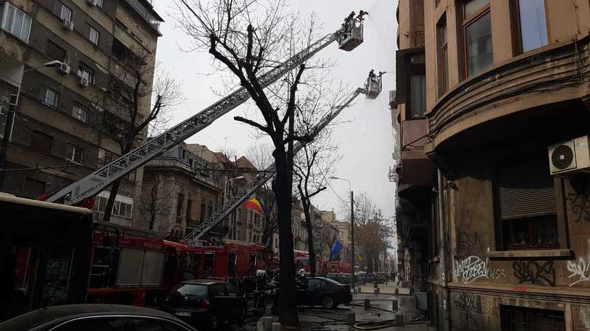 UPDATE - Incendiu puternic la mansarda unui bloc de locuinţe de pe bulevardul Kogălniceanu din Capitală. În imobil a fost găsită o persoană decedată. VIDEO