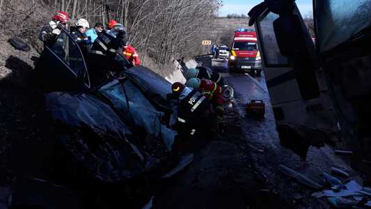 Argeş: Trei persoane încarcerate, după ce un TIR încărcat cu anvelope şi un autoturism s-au ciocnit pe DN 65. VIDEO