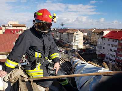 Braşov: Intervenţii ale pompierilor pentru degajarea unor copaci căzuţi pe carosabil şi pentru îndepărtarea unor elemente desprinse de pe acoperişuri. FOTO/ VIDEO 