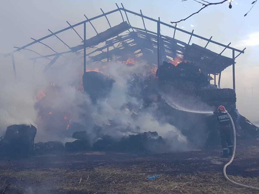 Bacău: Puternic incendiu la un depozit de materiale de construcţie; intervin pompieri din Bacău şi Vrancea. FOTO/ VIDEO