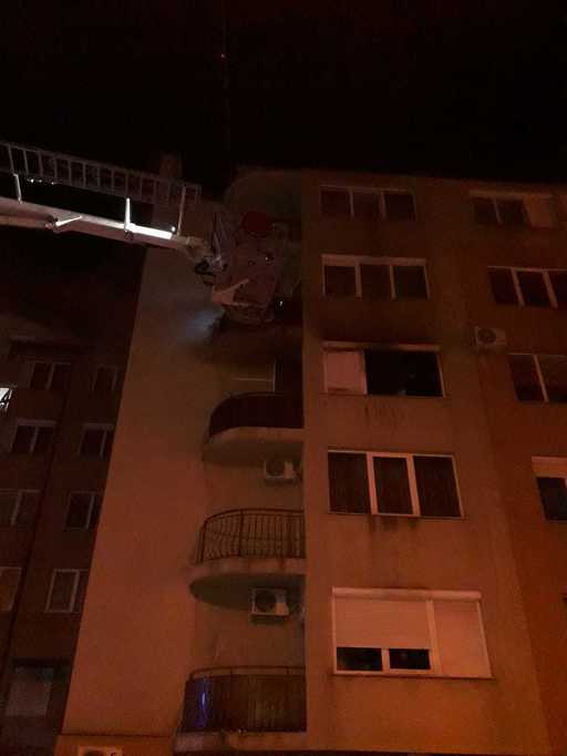 Tânăr la spital după ce s-a aruncat de la etajul al doilea al unui bloc din Oradea, unde era un incendiu, alte două persoane fiind duse la spital; focul ar fi fost pus intenţionat