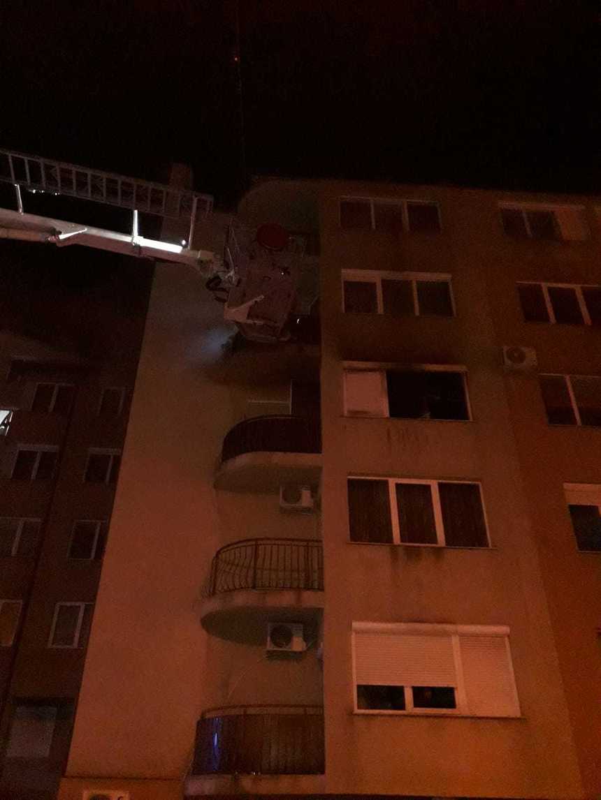 Tânăr la spital după ce s-a aruncat de la etajul al doilea al unui bloc din Oradea, unde era un incendiu, alte două persoane fiind duse la spital; focul ar fi fost pus intenţionat