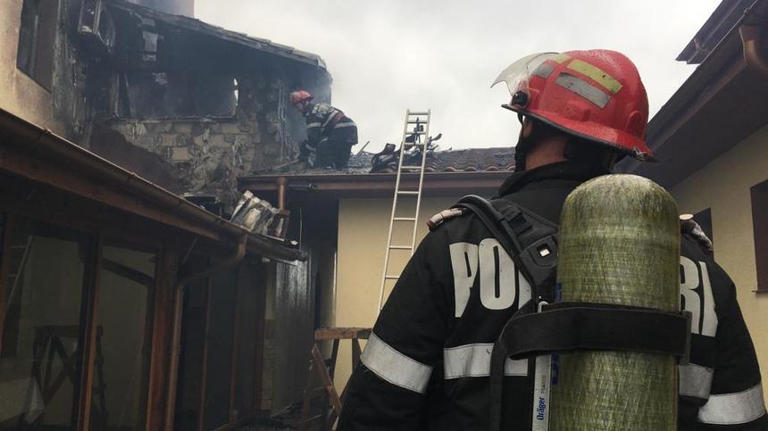 Constanţa: Un puternic incendiu a izbucnit la chiliile unei mănăstiri, peste 40 de pompieri intervin pentru stingerea flăcărilor. FOTO, VIDEO