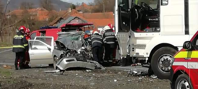 Hunedoara: Un bărbat a murit după ce autoturismul pe care îl conducea a fost lovit de un TIR, pe DN 7