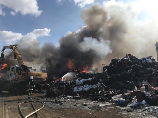 Incendiu la un centru de dezmembrări auto din Timişoara. Populaţia, avertizată prin Ro-Alert cu privire la fum