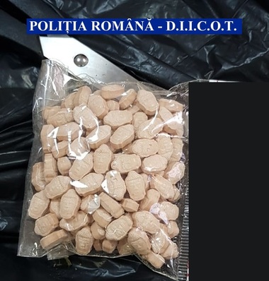 Maramureş: Doi tineri cercetaţi pentru traffic de droguri de mare risc; unu dintre ei a fost prins cu un colet care conţinea 1,5 kilograme de cannabis şi pastille de MDMA aduse din Spania