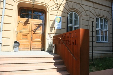 Un bărbat a încercat să îşi dea foc în faţa Palatului Dicasterial din Timişoara, care găzduieşte instanţele de judecată