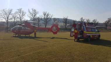 Braşov: O fetiţă de 7 ani a murit în accidentul de pe DN 13; sora sa de doi ani a fost preluată de elicopterul SMURD şi va fi transportată la Târgu Mureş