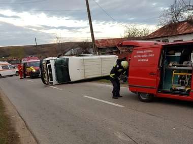 Olt: Două persoane au fost rănite într-un accident în care au fost implicate o maşină şi un microbuz - VIDEO