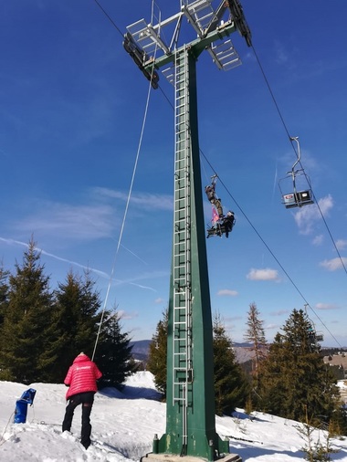 UPDATE: Sibiu: Defecţiune la telescaunul din Păltiniş, opt turişti au fost coborâţi pe corzi