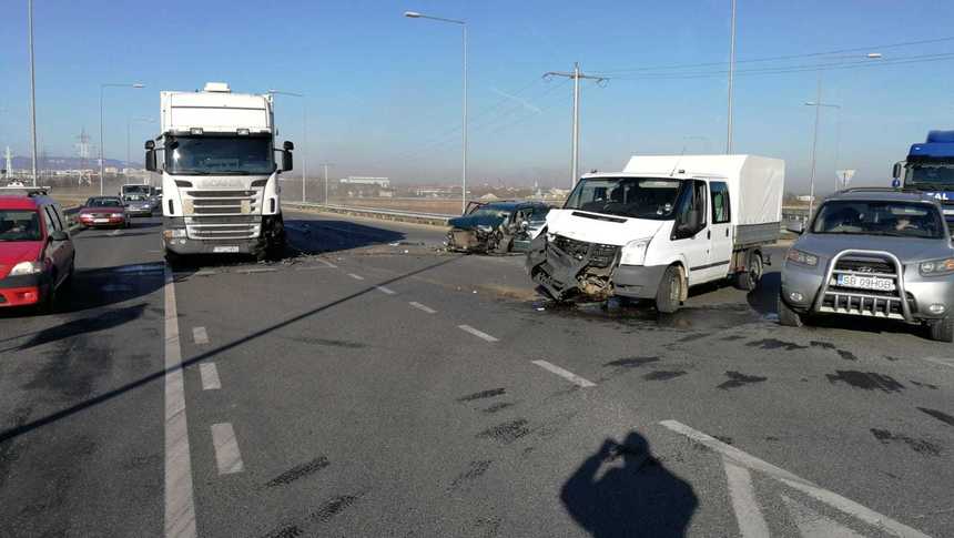 Sibiu: Accident la ieşirea de pe autostradă către Agnita; cinci persoane policontuzionate au fost transportate la spital. FOTO