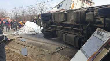 Iaşi: Un mort şi trei răniţi în urma unui accident în care au fost implicate două TIR-uri şi un camion