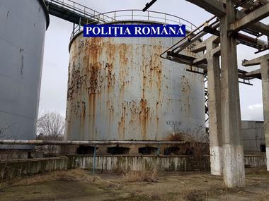 Peste 1.000 de tone de substanţe periculoase, indisponibilizate de poliţişti; s-au constatat 171 de infracţiuni şi s-au dat amenzi de 900.000 de lei. FOTO