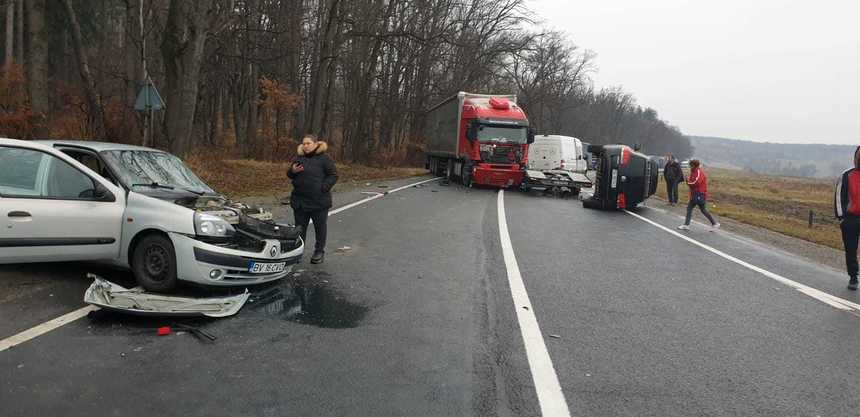 Un rănit în urma unui accident cu şapte autovehicule, produs pe DN 1 Braşov - Făgăraş; traficul este blocat