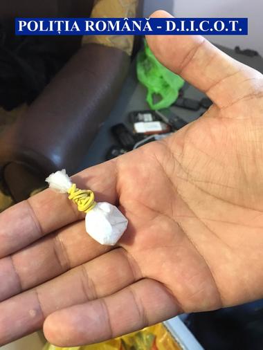 Galaţi: Trei persoane arestate preventiv şi o a patra plasată sub control judiciar, după ce au fost prinse în flagrant când vindeau un kilogram de marijuana