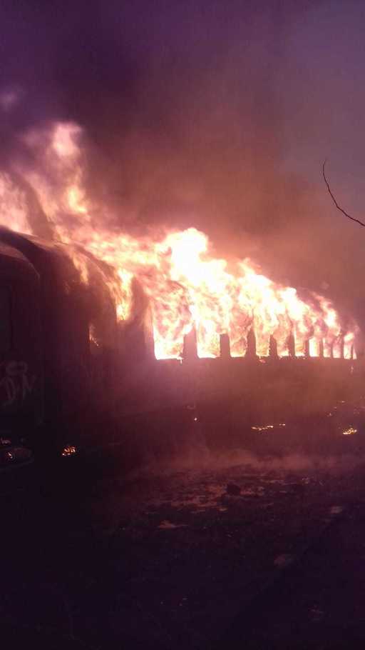 Caraş-Severin: Incendiu puternic în gara Oraviţa, fiind afectate mai multe vagoane de tren dezafectate. FOTO/ VIDEO