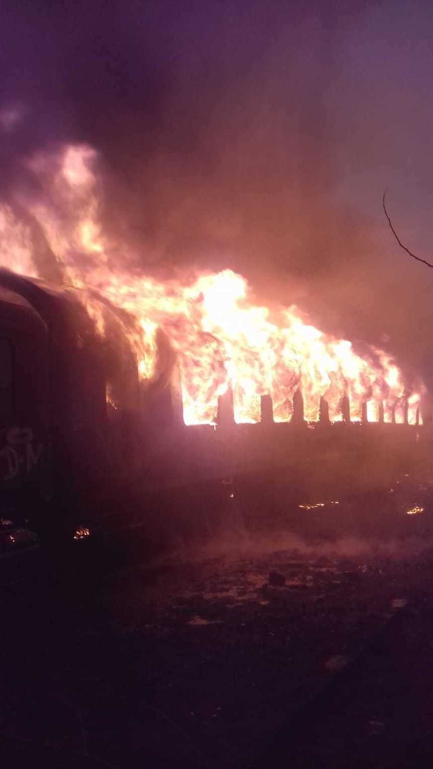 Caraş-Severin: Incendiu puternic în gara Oraviţa, fiind afectate mai multe vagoane de tren dezafectate. FOTO/ VIDEO