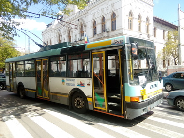 Trei persoane rănite, după ce un autoturism nu a acordat prioritate unui troleibuz pe Bulevardul Dacia din Bucureşti