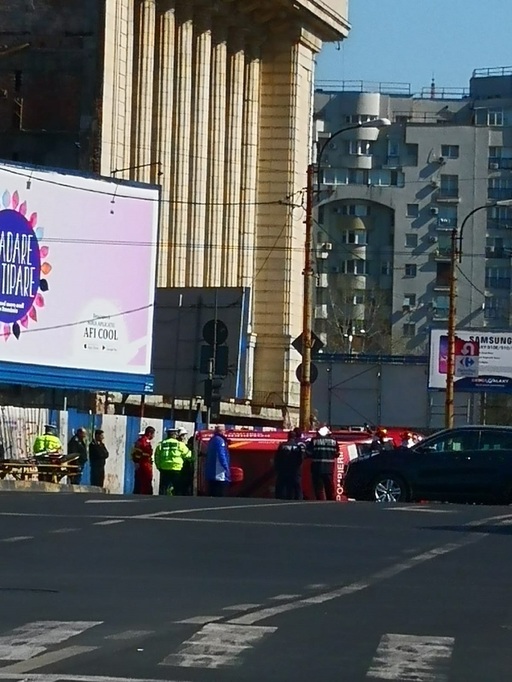 Bucureşti: Accident în care  fost implicată o ambulanţă SMURD - trei persoane au fost rănite - FOTO