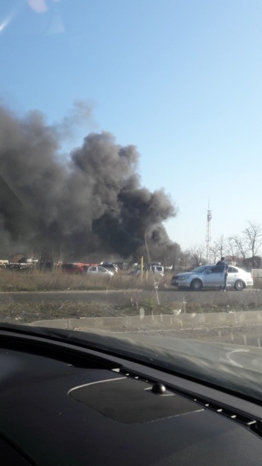 Prahova: Incendiu de vegetaţe care s-a extins şi la un parc de dezmembrări auto - FOTO