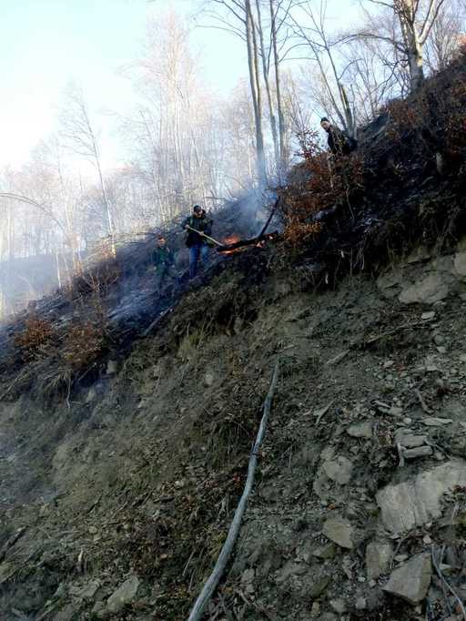 IGSU: 19 curse ale unui elicopter echipat cu Bambi Bucket pentru a stinge un incendiu reaprins în Munţii Lotrului. FOTO, VIDEO