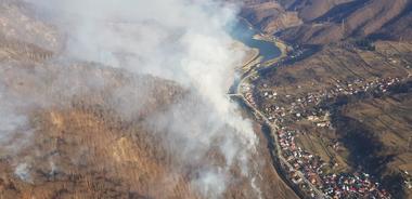 Incendiul din Munţii Lotrului a fost localizat; elicopterul cu dispozitiv Bambi Bucket reia misiunile de stingere. FOTO, VIDEO