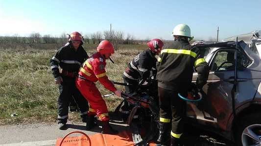 Arad: Un mort în urma unui accident produs între Nădlac şi Pecica; traficul pe DN 7 este blocat