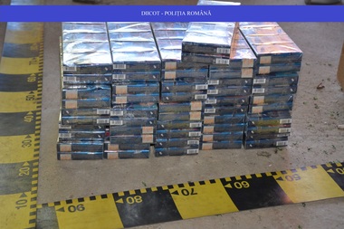 Caraş-Severin: 18 persoane audiate în urma unor percheziţii pentru destructurarea unei grupări care făcea contrabandă cu ţigări. FOTO